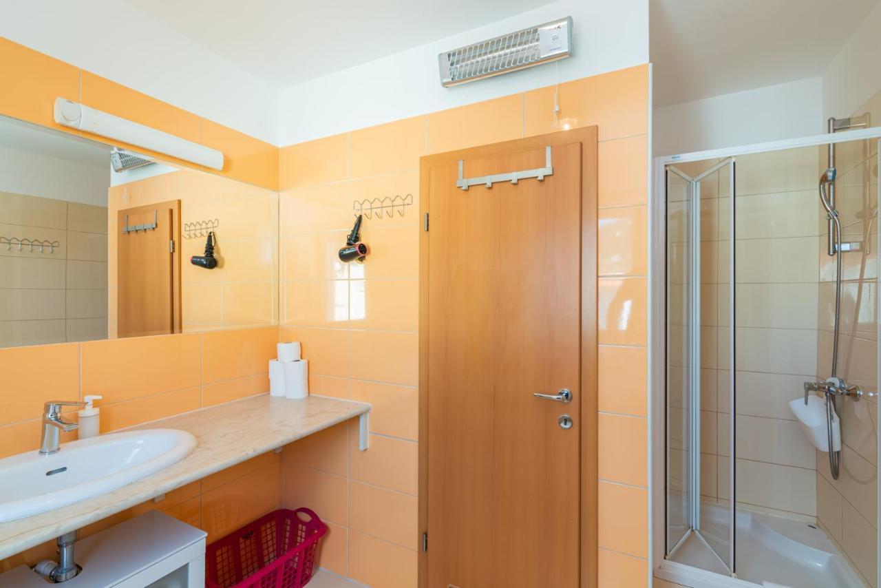 Beautiful Apartment Lovorka 6 , Baska, Krk Bagian luar foto