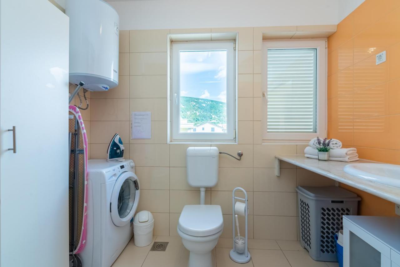 Beautiful Apartment Lovorka 6 , Baska, Krk Bagian luar foto