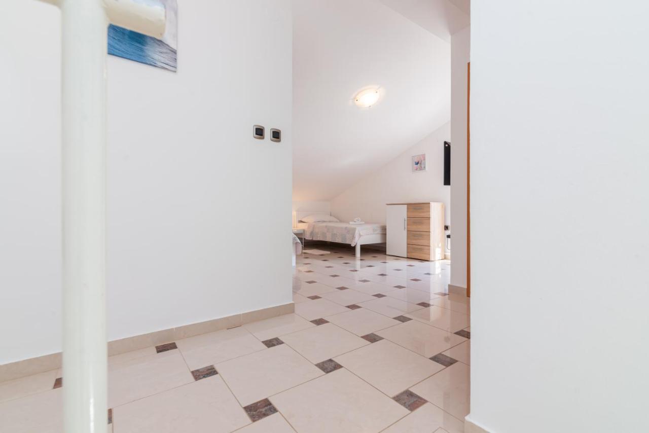 Beautiful Apartment Lovorka 6 , Baska, Krk Bagian luar foto
