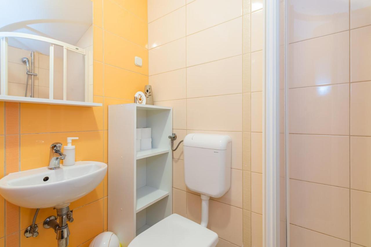 Beautiful Apartment Lovorka 6 , Baska, Krk Bagian luar foto